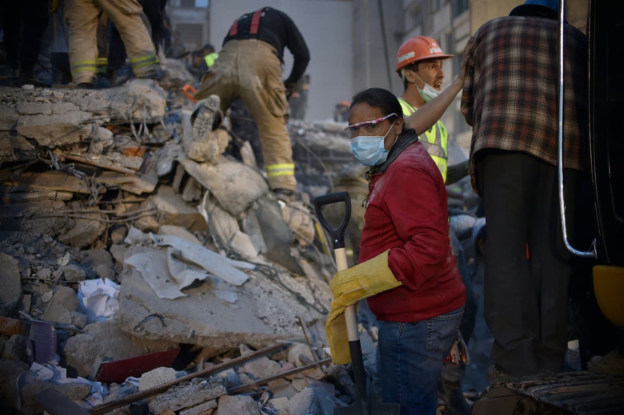 Para poder remover la inmensa cantidad de escombros donde podrían estar algunos sobrevivientes, cualquier ayuda es apreciada, como la de esta mujer que participa con una pala.