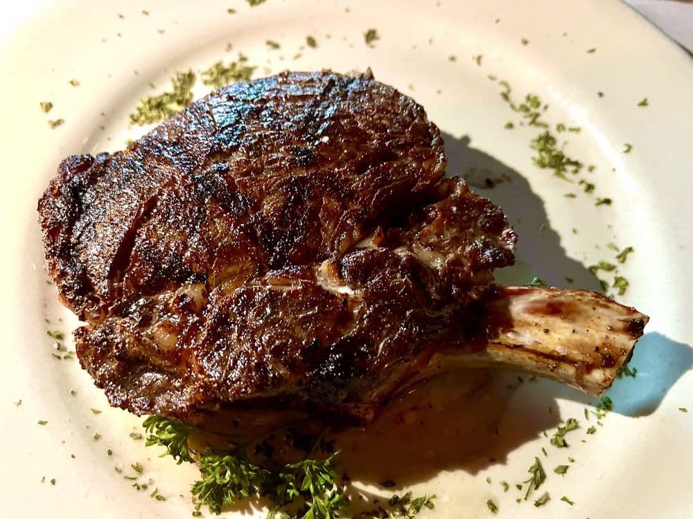 <b>Hal's The Steakhouse</b>
<br>Dirección: 30 Old Ivy Rd Atlanta, GA 30342
<br>Teléfono: (404) 261-0025
<br>Sitio web: 
<a href="http://www.hals.net/">http://www.hals.net/</a> 
<br>
<b><a href="https://www.yelp.com/map/hals-the-steakhouse-atlanta">Cómo llegar</a></b>
<br>
<br>Sus dueños aseguran que encontrarás “música en vivo, personal profesional, filetes de primera y los ingredientes más frescos que puedas esperar”.