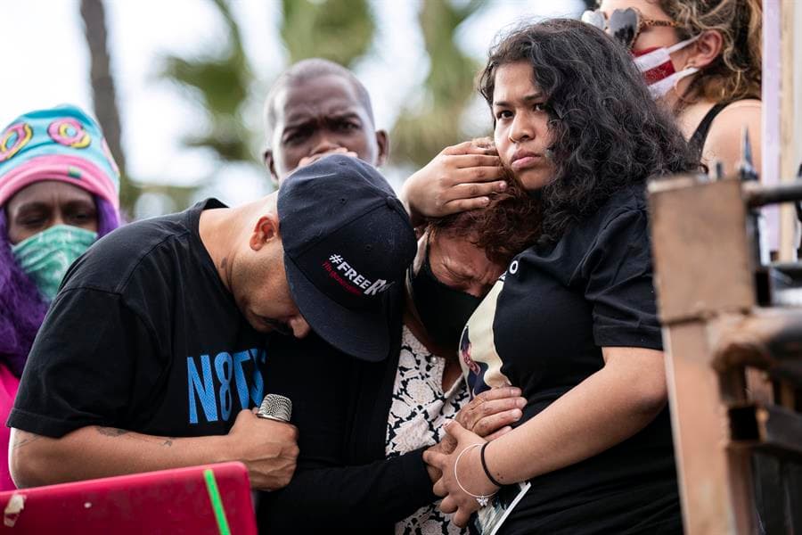 Jennifer Guardado (derecha) hermana de Andrés Guardado sostiene a Teresa Flores, después de un discurso cerca de las oficinas del Departamento del Sheriff del condado de Los Ángeles.