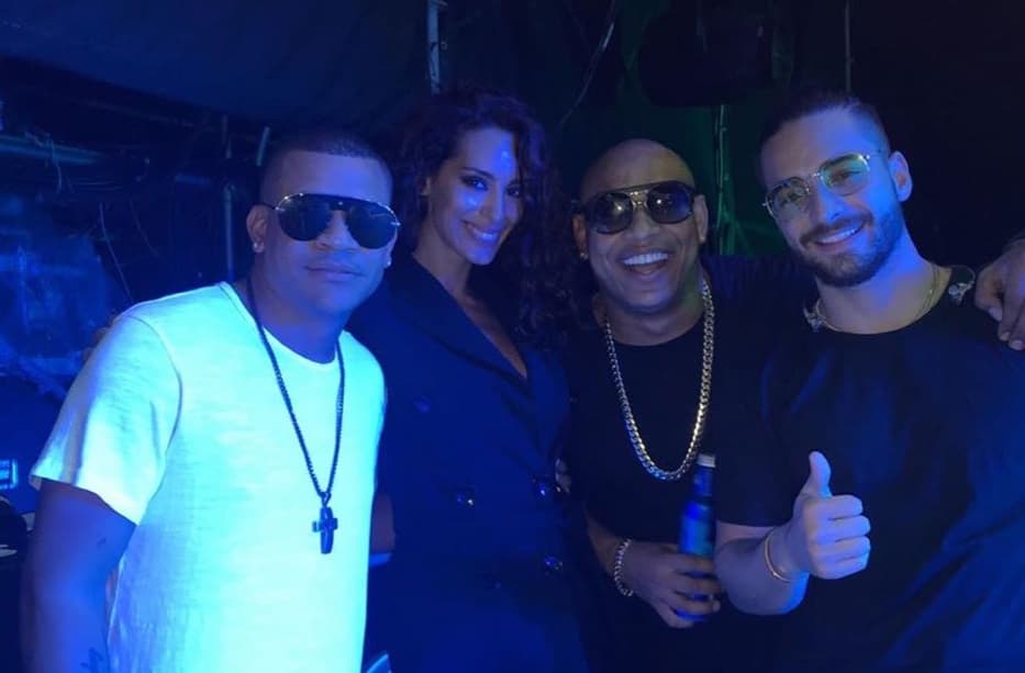 Raffaella estuvo muy activa en sus redes sociales reportando todo lo que pasaba tras bambalinas del Festival Presidente. En la foto, la modelo está acompañada de Maluma.
