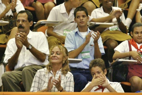 Dalia Soto del Valle aplaude a Fidel Castro en el Palacio de Convenciones el 26 de junio de 2002, donde este amenazó a que si Estados Unidos persistìan en sus "actividades subversivas"serìan responsables por la cancelaciòn del "pacto migratorio" entre ambos paìses" (amenaza de un nuevo èxodo cubano).