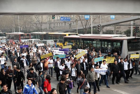 Les acompañaron varios autobuses, en los que iban a haberse desplazado originalmente a la Embajada, y ambulancias.