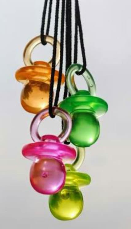 Los chupones fueron otro de los accesorios que estaba en tendencia, cada color tenía un significado y se usaban principalmente como dije.