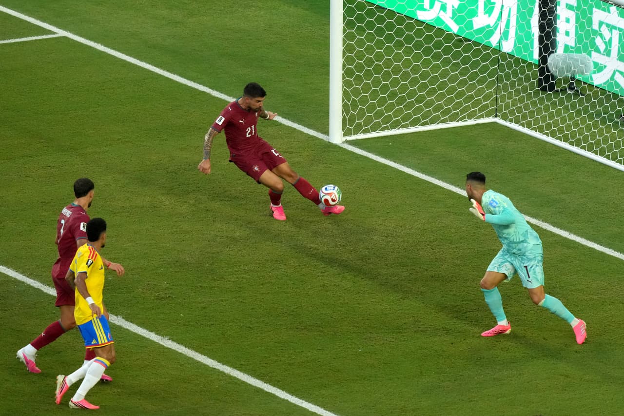 Ruben Neves, de Portugal, libra a su equipo del peligro de un gol colombiano.