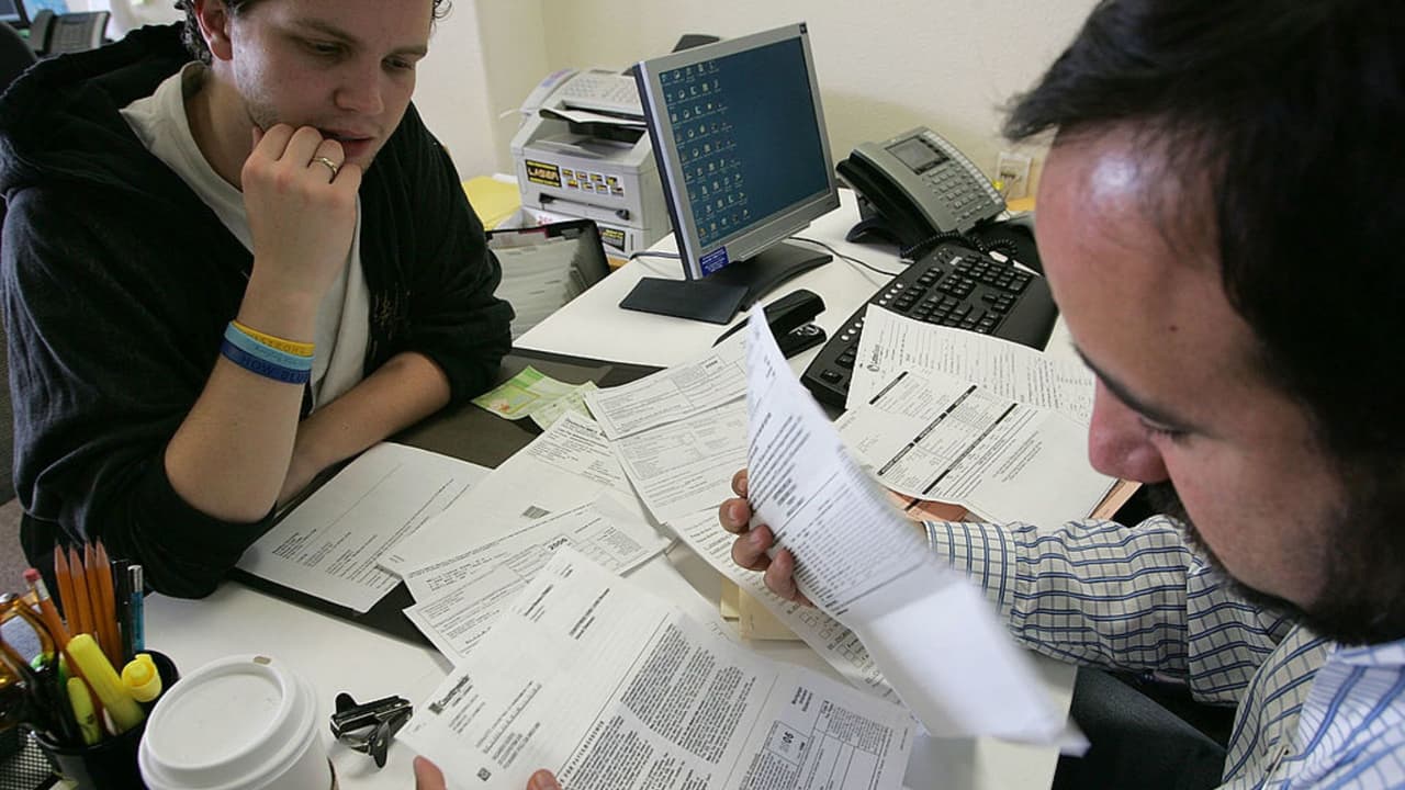 El programa NYC Free Tax Prep de la ciudad de Nueva York está otorgando citas gratuitas a aquellos contribuyentes que necesiten ayuda para preparar sus impuestos. A este servicio pueden acceder aquellas personas cuya familia haya ganado menos de $80,000 anuales y quienes de manera individual hayan obtenido ingresos inferiores a $56,000.
<br>
<br>
<b><a href="https://www.univision.com/local/nueva-york-wxtv/ciudad-nueva-york-ofrece-asesoria-gratuita-declaracion-impuestos" target="_blank">De clic aquí para obtener información</a></b>.