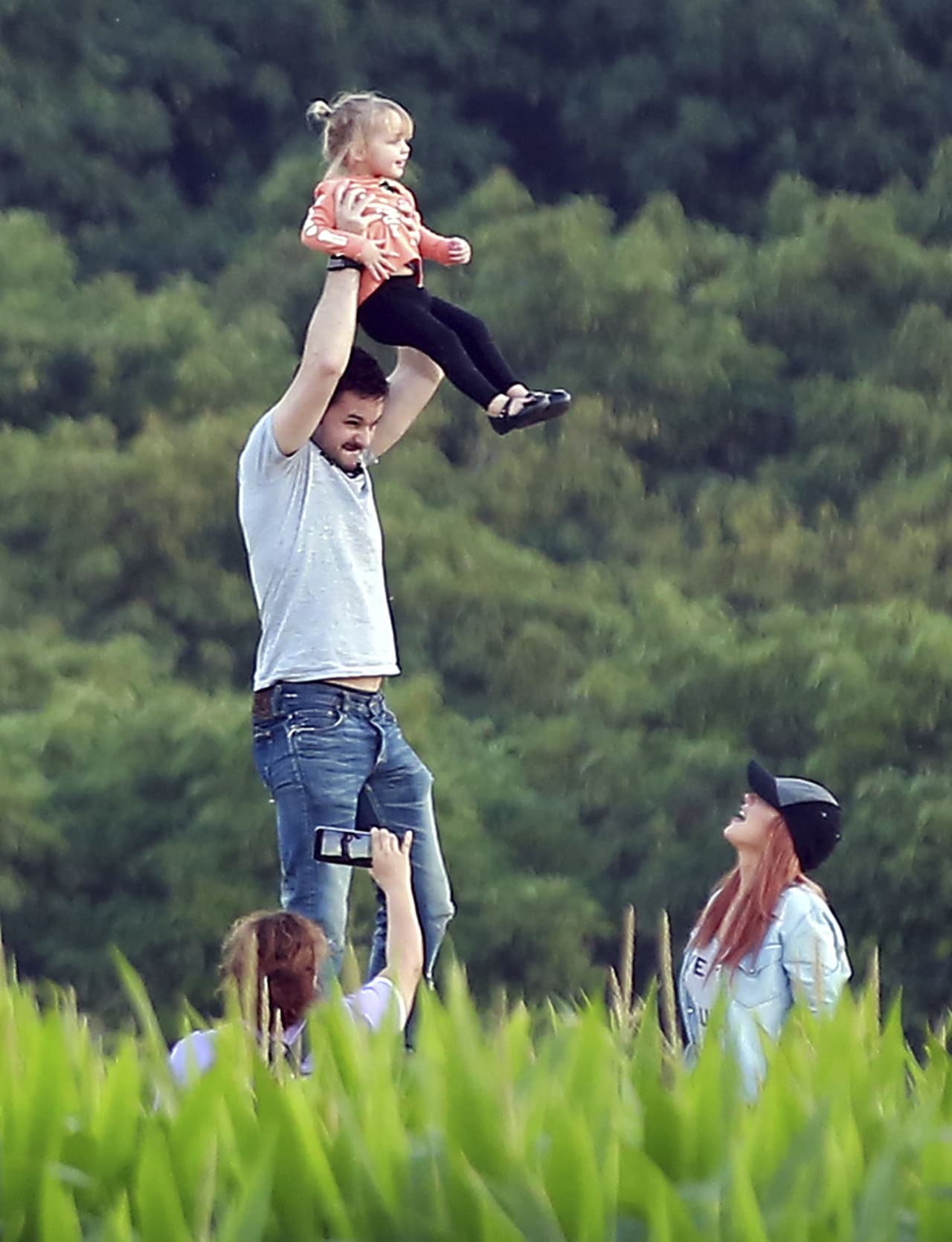 Matthew cargó a su nena, quien disfrutaba del jueguito.