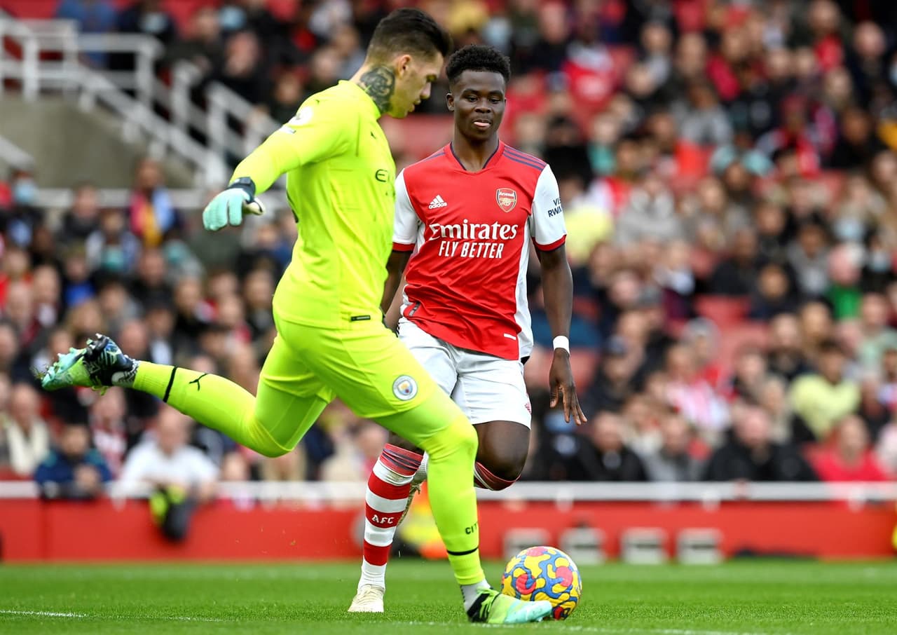 Manchester City saca triunfo de último minuto ante Arsenal durante la Jornada 21 en la Premier League. Bukayo Saka abrió el marcador a favor de los Gunners al 31', pero fueron Riyad Marez con un penalti quien igualaba el marcador y Rodrigo Hernández Cascante anotaba al 90+3' para sumar otros tres puntos y seguir líderes de la tabla.