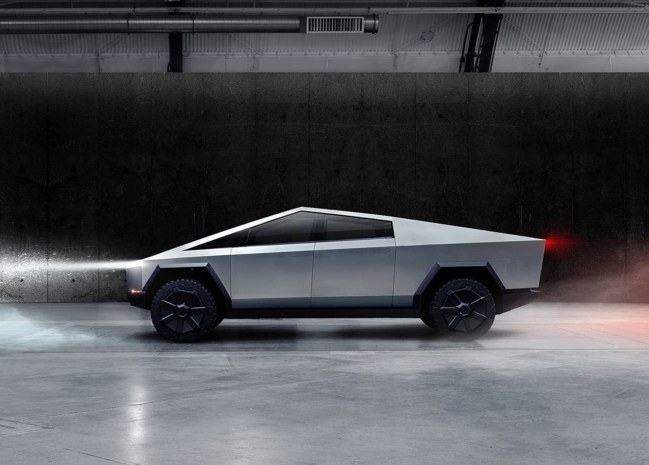 Empecemos con cuánto habrá que desembolsar para hacerse con una de estas unidades. En el caso de la Hummer EV, esta tiene una etiqueta de 112,595 dólares, mientras que la Cybertruck tiene un precio de 69,900 dólares. Es decir, la pickup de GMC es más cara que la de Tesla por casi 43,000 dólares.