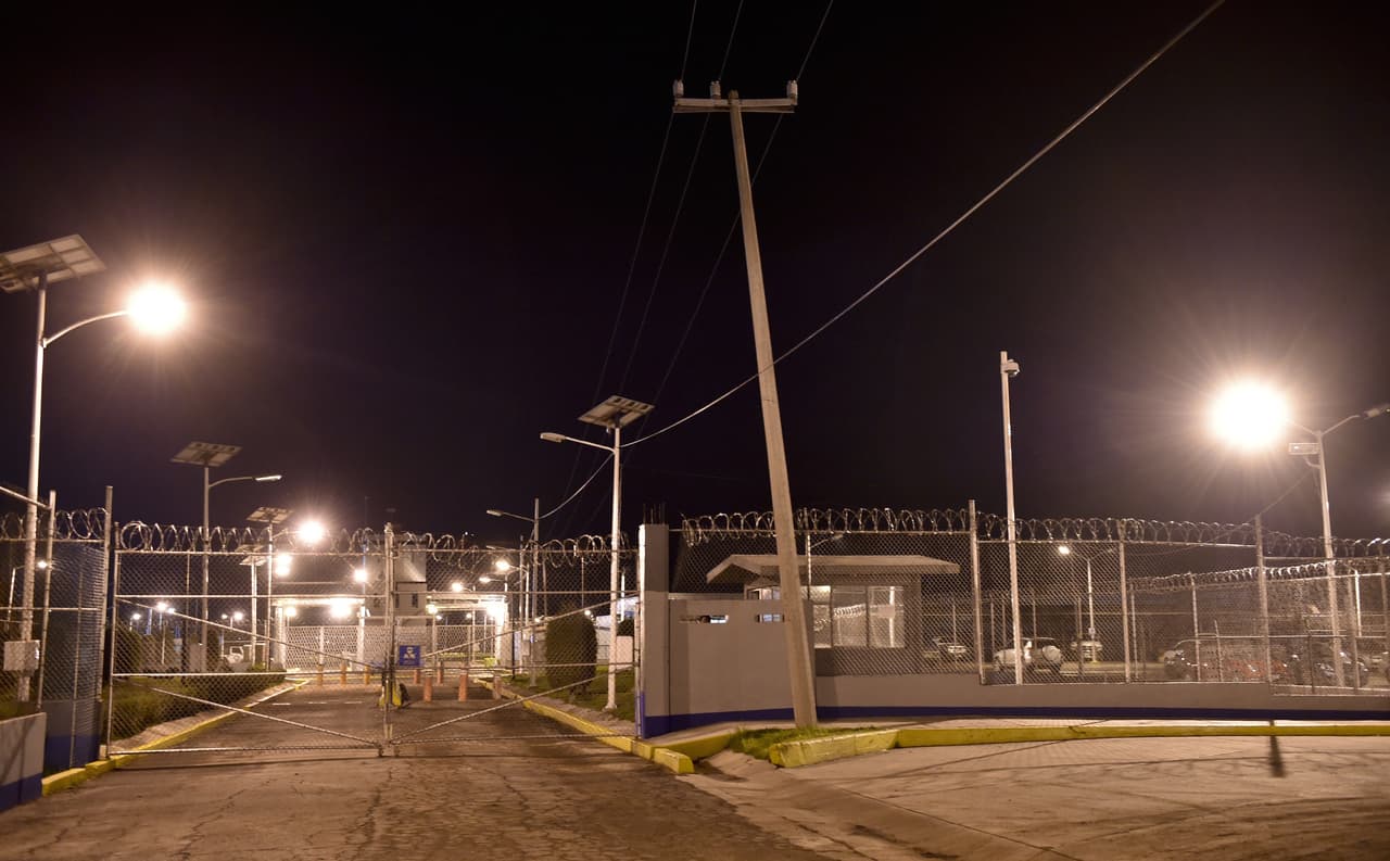 México extrema las medidas de seguridad del penal donde está recluido "El Chapo"