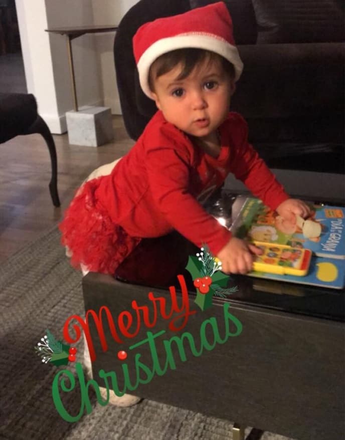 Lua, la hija de ambos, posó así para la postal de su primera Navidad.
