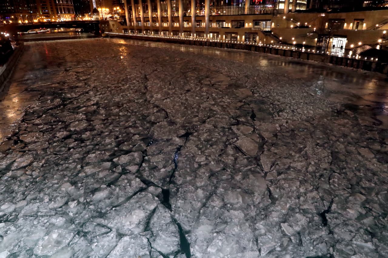 Trozos de hielo cubren el río de Chicago.