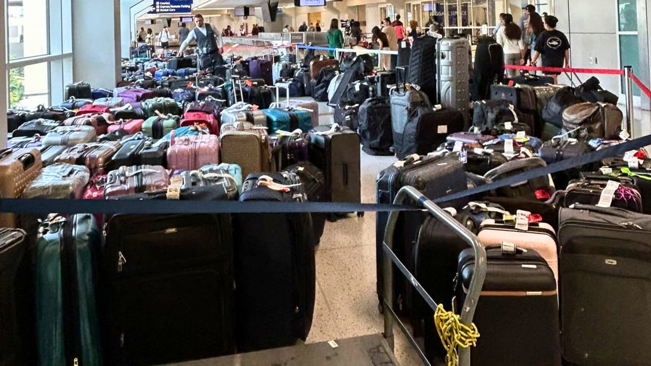 El caos continuó este miércoles en el 
<a href="https://maps.app.goo.gl/ejaU4QGz8gWpRqeU9" target="_blank">Aeropuerto Internacional de Dallas Fort Worth</a>, no en los mostradores de atención al cliente, sino en los pasillos, donde 
<b>se acumulaban decenas de maletas</b>. Trabajadores intentaban reubicar el equipaje fuera de la vista, mientras 
<b>la oficina de reclamos seguía llena de pasajeros desesperados por encontrar sus pertenencias</b>.