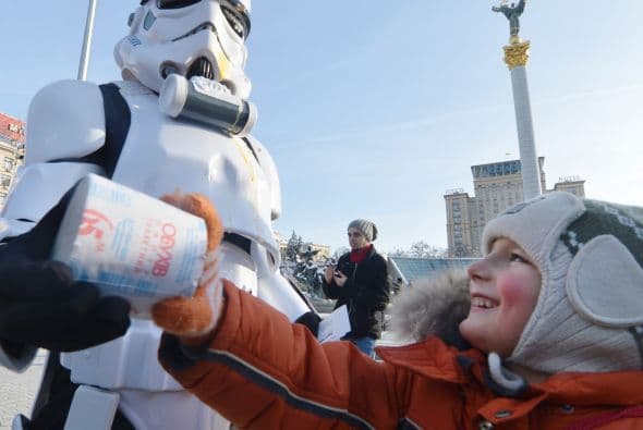 Aquí un niño recibiendo un rollo de papel sanitario.