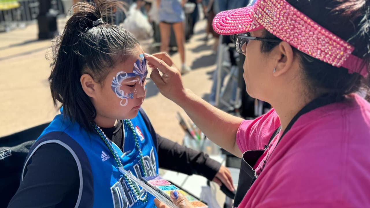 Pero la experiencia no se detuvo ahí.
<b>Con tacos gratis, juegos de lotería y desafíos divertidos como “Pega la cola al caballo”</b>, la diversión estaba garantizada para todos los presentes. Además, los fanáticos tuvieron la oportunidad de
<b>llevarse a casa una camiseta de edición especial</b> como recuerdo de esta tarde única.
