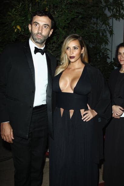 Después de tener a su bebé regresó a los escotes y vestidos atrevidos con este look, ¿te gusta?Mira aquí los videos más chismosos.