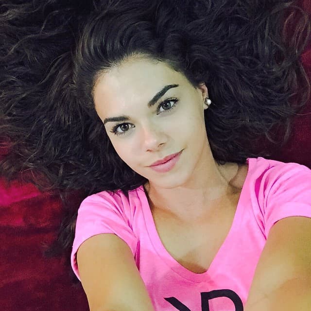 Con esa imagen, esta 'muchacha italiana' demuestra que sus afiladas facciones y ojazos, son herencia materna.