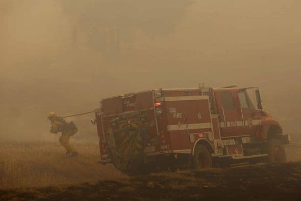 20 mil evacuados y miles de bomberos trabajan desde tierra para sofocar las intensas llamas.