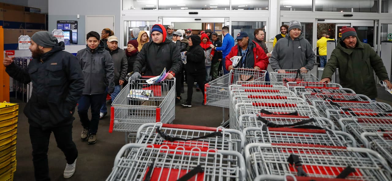 Ya se ha convertido en una suerte de 'ritual': filas de personas entrando y tomando un carrito para echar la mayor cantidad posible de productos a precios 'especiales'. En la foto, los compradores al entrar a la tienda Best Buy en Chicago.