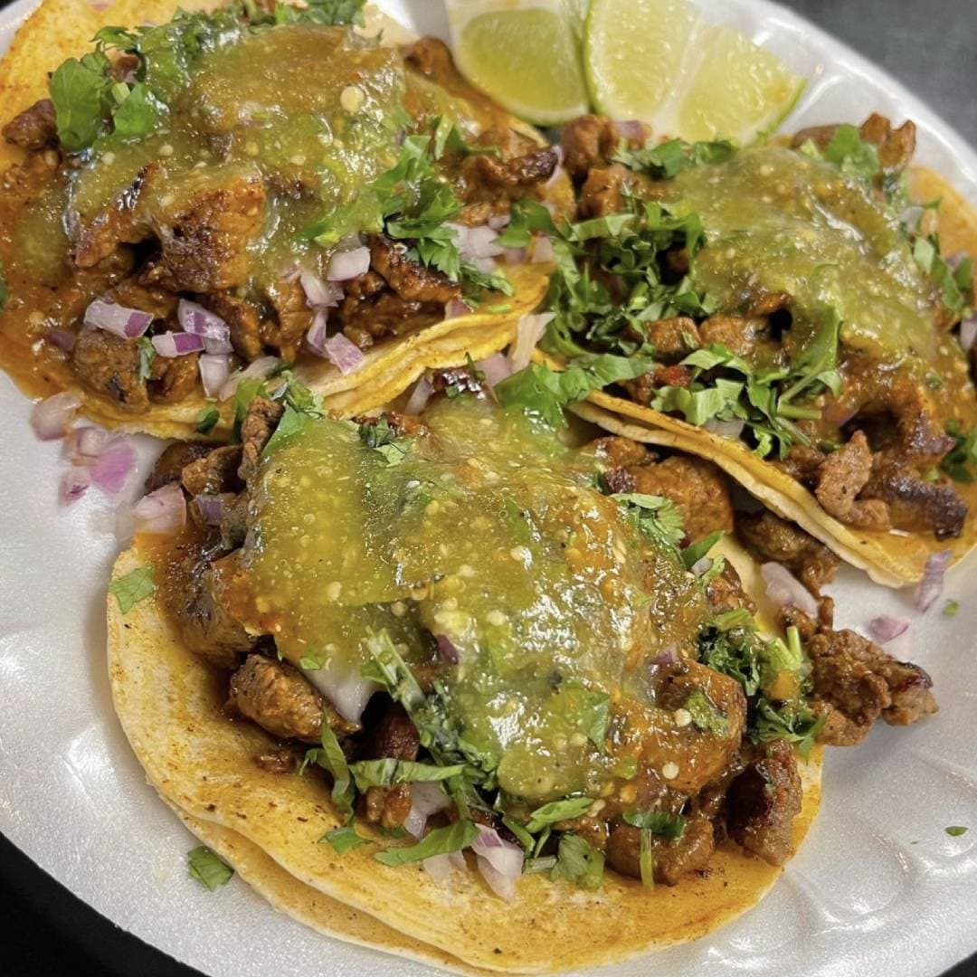 <b>El Fogón (Phoenix)</b>
<br>Uno de sus platillos mejor calificados es el taco al carbón, además del pork Street taco y el taco de barbacoa. Este lugar lo encuentras en 1327 E Chandler Blvd. Ste 108, en Phoenix.