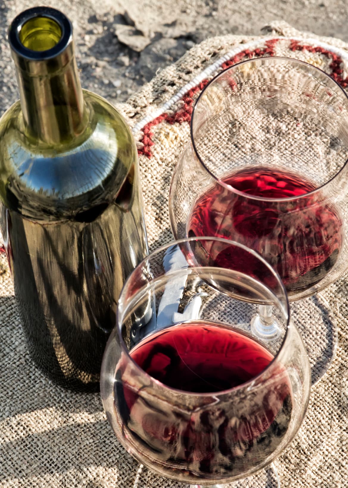 Botellas 'DIY'. Puedes darle un giro festivo a la bebida que compres. Para esto, debes contar con: adhesivo en aerosol, ‘glitter’, y una botella de champaña o vino espumante.