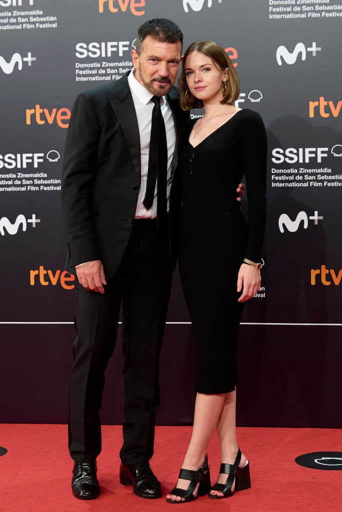 <b>Stella del Carmen Banderas</b>
<br>Antonio Banderas quedó en segundo plano durante la edición 69 del Festival de Cine de San Sebastián, en 2021, porque su hija (y media hermana de Dakota Johnson) maravilló a todos con su gran belleza.