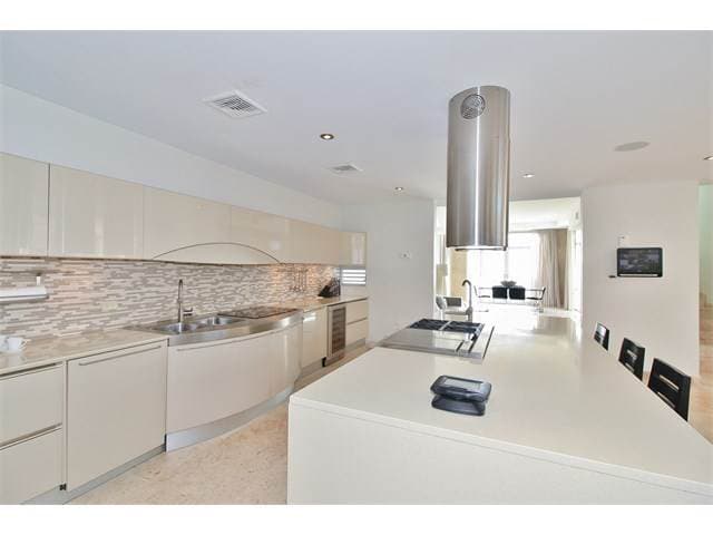 La residencia ubicada frente al mar tiene siete habitaciones, ocho baños completos y dos parciales, cuenta con unos 9,000 pies cuadrados de construcción, .352 acres y estaba a la venta por $4.2 millones. Además, tiene una casa de huéspedes, una sala de juegos, un teatro, dos cocinas, una serie de terrazas.