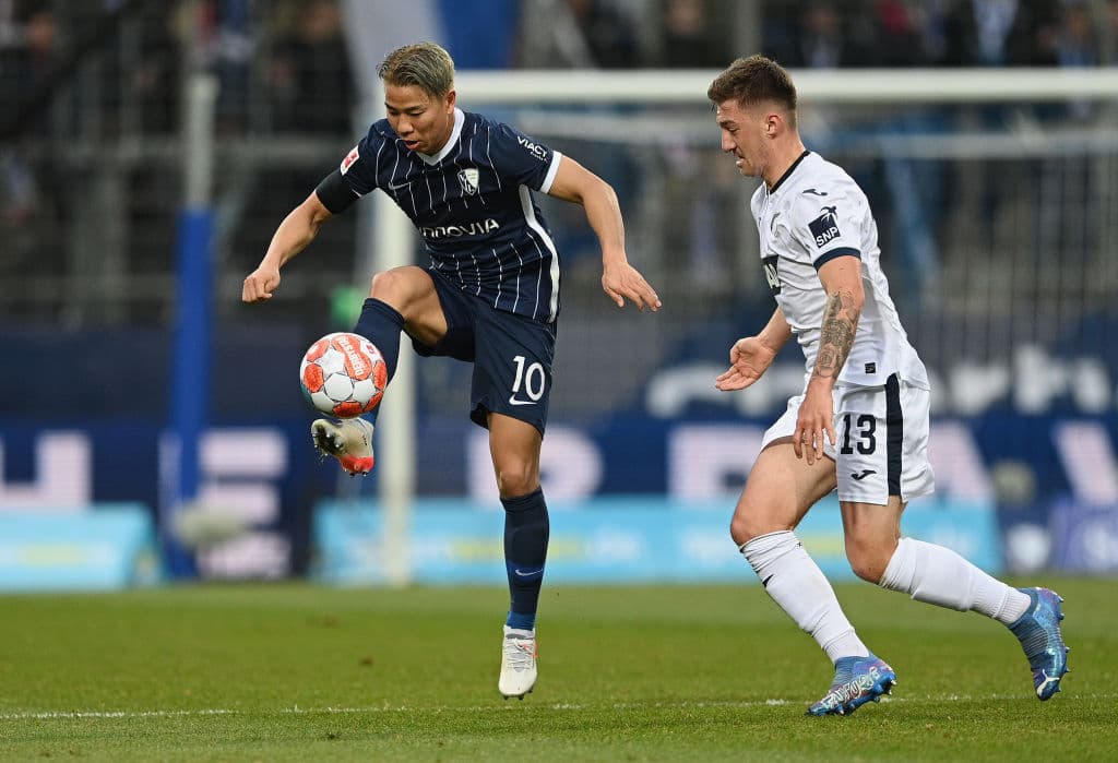 Bayern Munich le pega 2-1 al Freiburg, Stuttgar cae en casa 0-1 frente al Arminia Bielefeld, Bochum vence 2-0 al Hoffenheim y Wolfsburg le gana 1-0 frente al Augsburg.