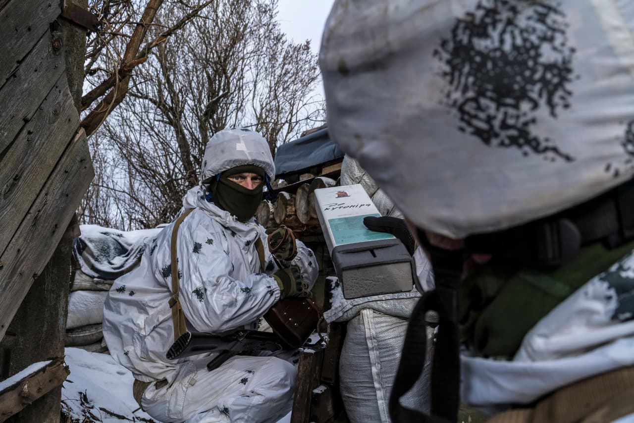 Soldados ucranianos en Pisky, al este del país, el 18 de enero de 2022. Las autoridades de Ucrania advirtieron que “misiles tácticos operativos 'Iskander’” (rusos) fueron transferidos a la frontera. Estos proyectiles son capaces de alcanzar objetivos entre 310 y 430 millas de distancia (aproximadamente de 500 a 700 kilómetros).