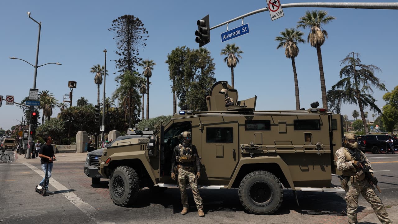 La escena fue descrita por testigos como una
<b> “ocupación militar” que provocó</b> pánico entre familias inmigrantes y asistentes al parque ubicado en el distrito de Westlake.
