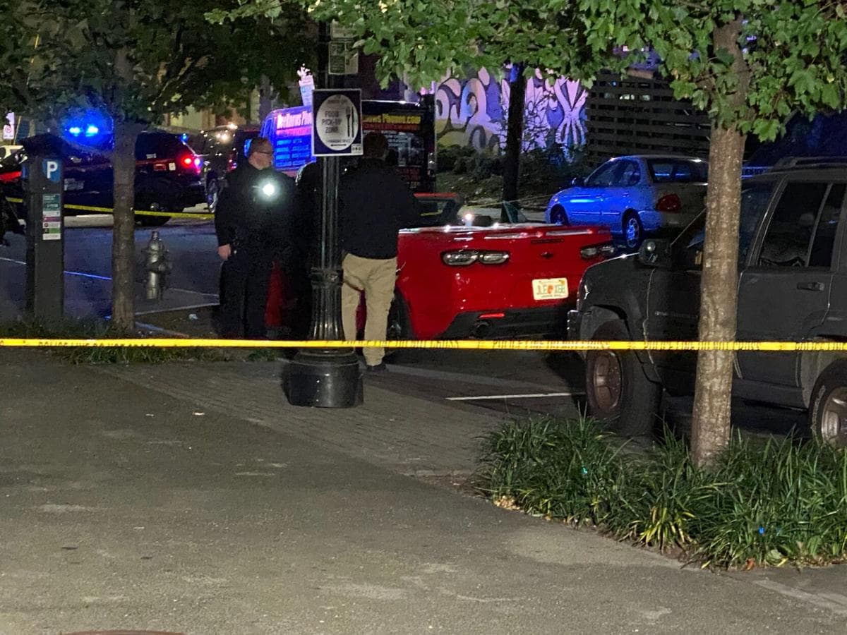 La investigación inicial reveló que el tiroteo tuvo lugar en el área de Peachtree Place. Los detectives de homicidios fueron notificados y trabajan para determinar las circunstancias que rodearon el tiroteo, dijeron las autoridades.