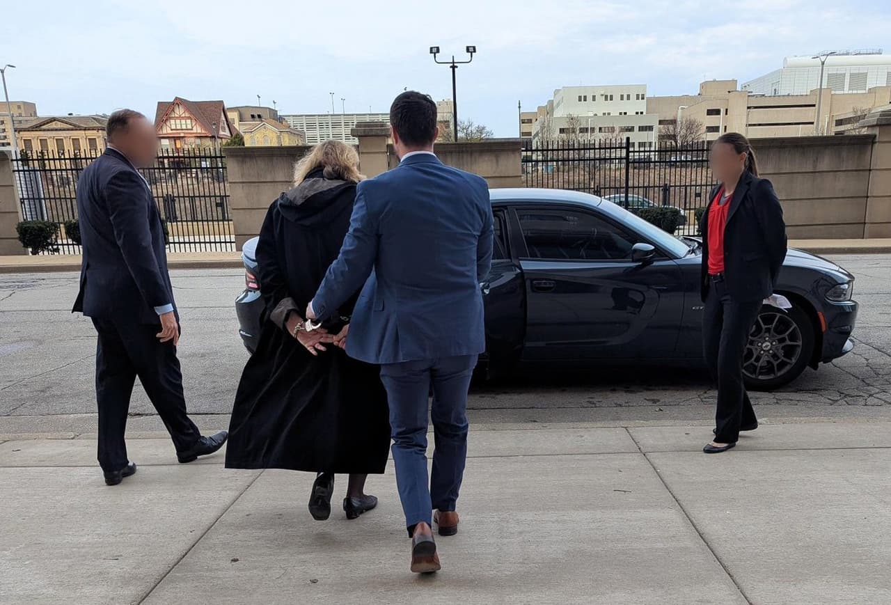 Qué se sabe del polémico arresto de una jueza de Wisconsin a quien el FBI acusó de "obstruir" el arresto de un indocumentado