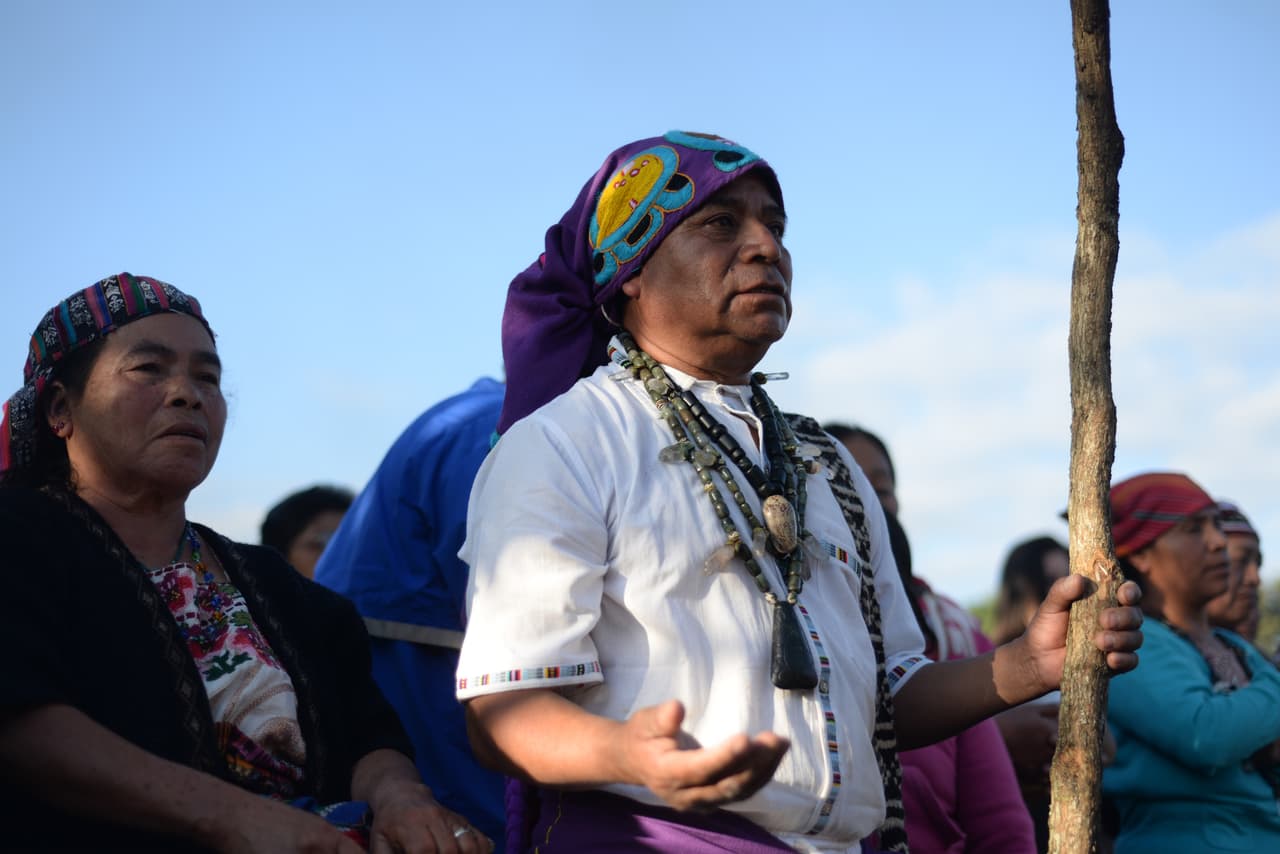 El chamán, sanador o curandero que esté haciendo el ritual azotará levemente el ramo de plantas contra el cuerpo de la persona, o lo "barrerá" por todas partes, asegurándose de ir "eliminando" esa mala energía. Algunos irán citando en maya algunos pasajes del Popol Vuh.