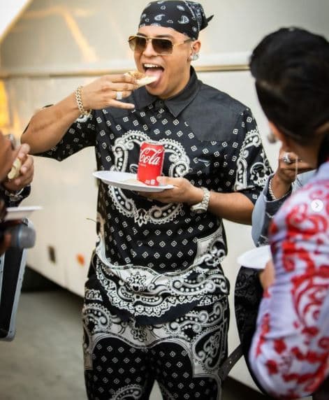 Eduin Caz, 
<a href="https://www.univision.com/musica/top-10-videos-mas-vistos-del-regional-mexicano-2021">integrante de Grupo Firme</a>, se comprometió con el entrenador personal e influencer Beto Sierra a realizar un reto ‘fitness’ para bajar de peso en 30 días.