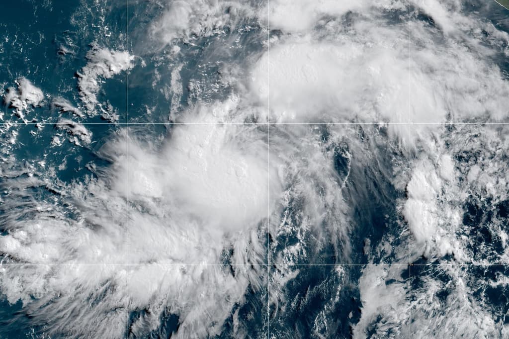 El huracán Genevieve se mantiene lejos de tierra firme en el Pacífico mientras que la tormenta Fausto se debilita cerca de Hawái