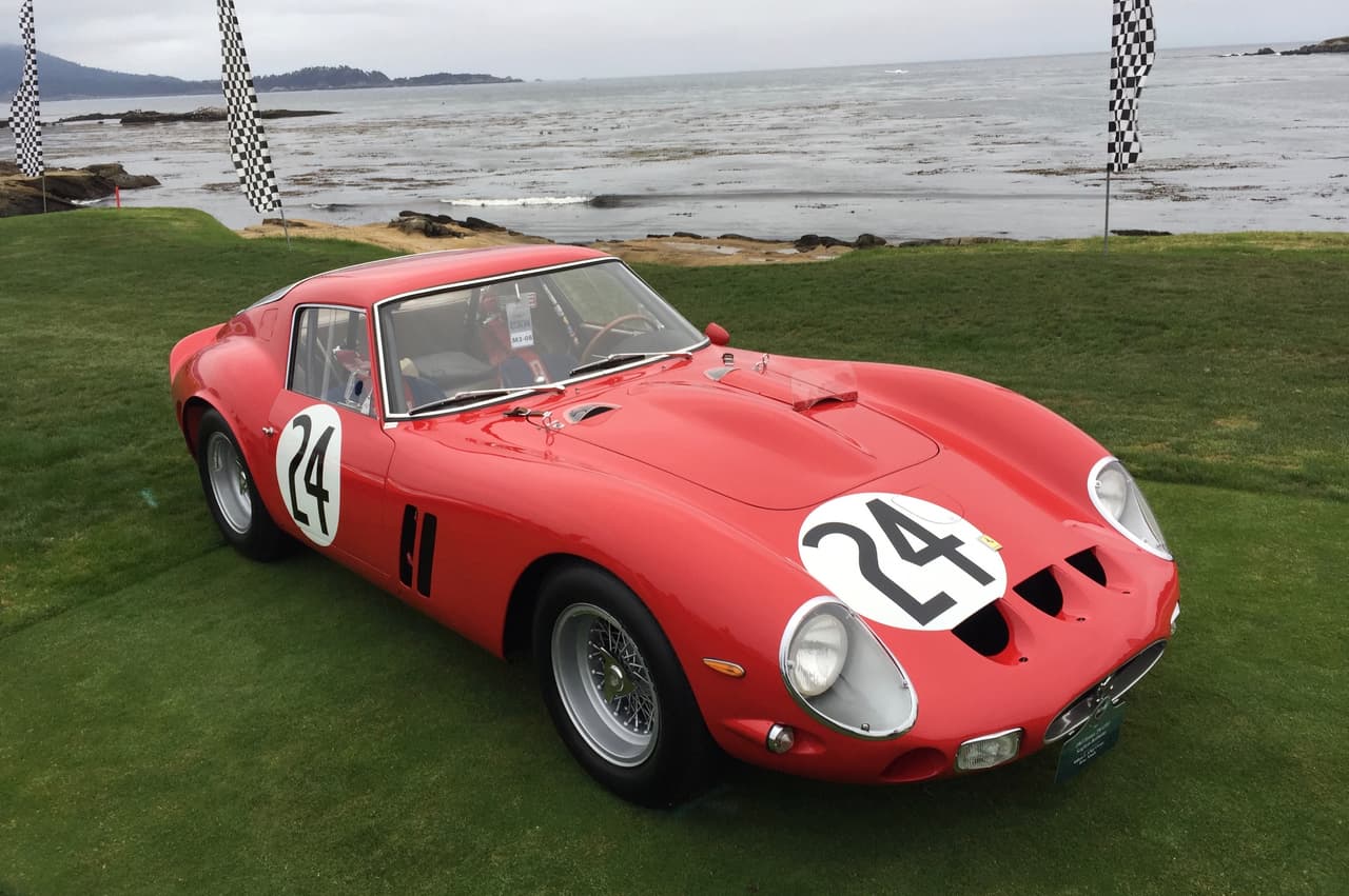<h3 class="cms-h3-H3">1. Ferrari 250 GTO 1962 - 1964</h3>
<br>
<br>
<b>Diseñado por Sergio Scaglietti.</b>
<br>
<br>El Ferrari 250 GTO fue creado con el específico propósito de su homologación para competir en el circuito del Grupo 3 de Gran Turismos de la Federación Internacional del Automóvil (FIA), que requería que los autos fueran vendidos para las calles. Por este motivo fue construido en cantidades muy limitadas. Ferrari sólo fabricó 39 unidades en 3 años y cada uno de sus dueños fue previamente aprobado por el mismo Enzo Ferrari. Su espectacular carrocería fue diseñada por Sergio Scaglietti, fundador de la casa de diseño Scaglietti, quien a través de los años se había ganado el respeto y la confianza de Enzo. La última vez que tuvimos noticia de la subasta de un 250 GTO, el auto alcanzó un precio de 
<b>55 millones de dólares</b>.