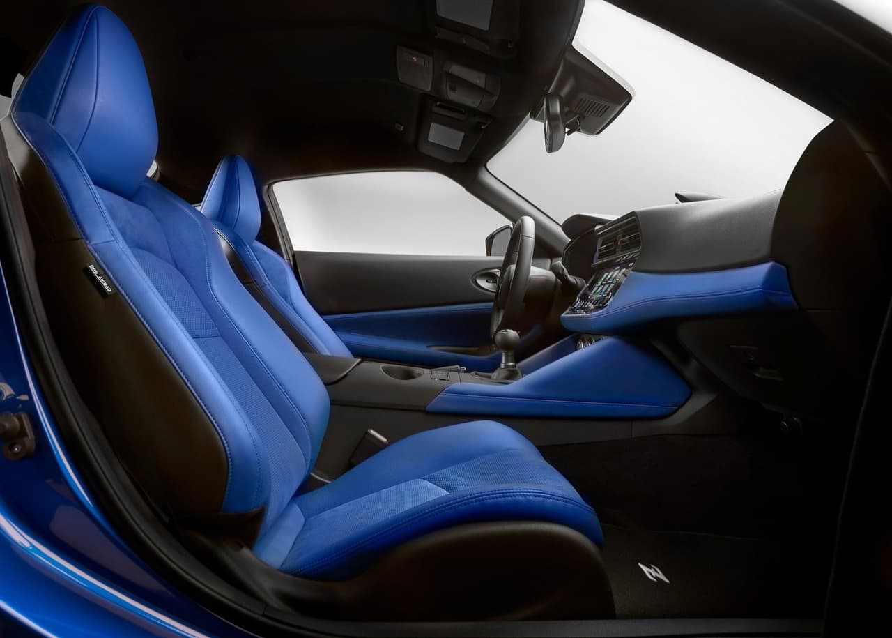 Los diseñadores consultaron con pilotos profesionales para el desarrollo de su cabina con la intención de que sea lo más funcional posible durante el manejo citadino diario y en circuitos los fines de semana.