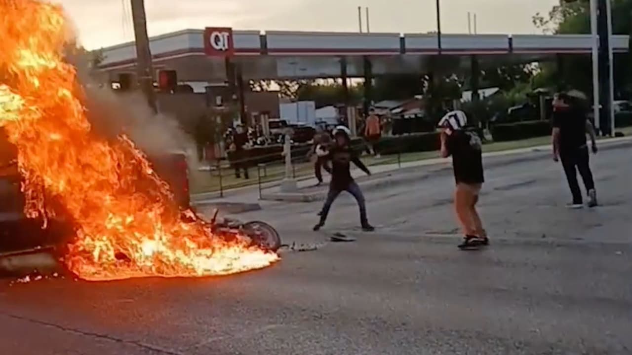 Carlos, por su parte, logró escapar ayudado de algunos testigos. “En ese momento sentí el calor en la espalda,” relata. El interior de la camioneta se llenó de humo blanco. El fuego comenzaba a rodearlo. Su única salida: cortar el cinturón con una navaja que encontró a su lado.
<br>