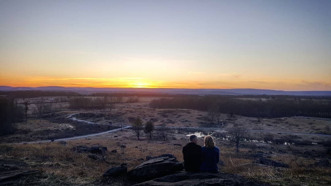 <b>Gettysburg</b>. Incluso si tú y tu pareja no se consideran aficionados a la historia, encontrarán muchas razones para visitar esta ciudad del sur de Pensilvania. Una variedad de acogedores restaurantes, boutiques y hospedajes históricos hacen de Gettysburg una de las escapadas más románticas del estado.
<br>
<br>
<b><a href="https://goo.gl/maps/qoWiDM58M44YG4UW7">Cómo llegar</a></b>