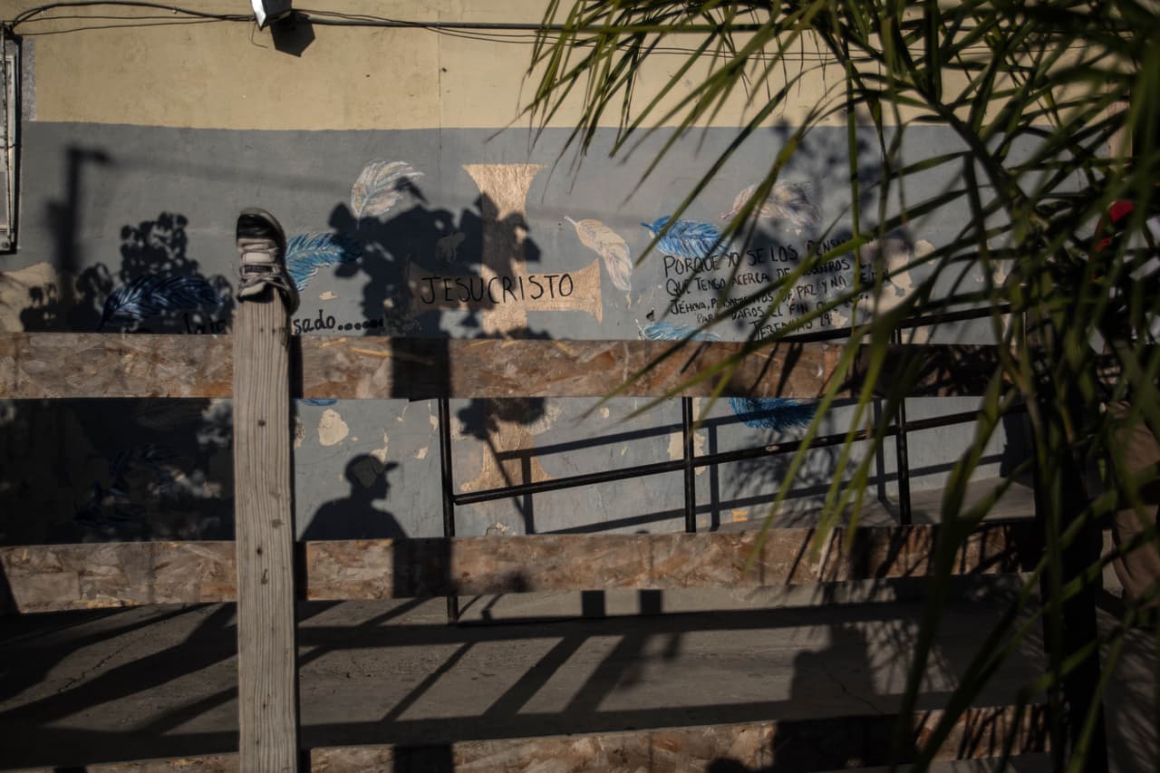 En la actualidad hay 
<b>más de 30,000 centroamericanos que han sido devueltos por Estados Unidos a ciudades fronterizas en México</b> para esperar sus casos de asilo. Esto bajo los Protocolos de Protección de Migrantes (MPP), una política del gobierno de Donald Trump que arrancó en enero de 2019. El gobierno federal calcula que 
<b>unos 8,000 de ellos están en Baja California, casi 27% del total nacional.</b> Pero quienes están al frente de los albergues que reciben a estos inmigrantes lamentan que el gobierno de México no los apoya en nada.