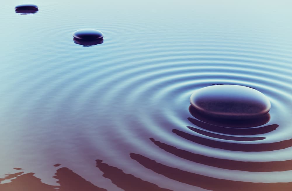 Cuando energizamos nuestros centros magnéticos estamos enviando una onda vibratoria positiva –yang- a todo el cuerpo y el aura en general que a su vez crea una reacción negativa o yin. Puedes compararlo al efecto que se logra en un estanque, cuando le lanzas una piedrecita y alrededor surgen ondas que van desde la piedrecita hasta la orilla, o sea, surge lo que se llama la “irradiación”.