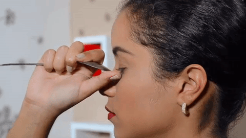 Cómo (y por qué) algunas mujeres usamos una cuchara para rizar las pestañas