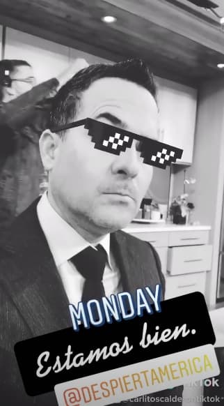 Carlos Calderón comenzó el lunes con sus divertidas historias y así es cómo lució entre comerciales.