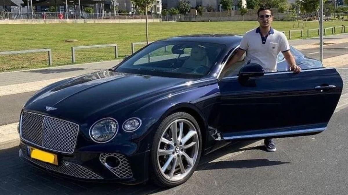 <h3 class="cms-H3-H3"><b>Bentley Continental GT</b></h3>
<br>
<br>Se suma a esta exclusiva lista un 
<b>Bentley Continental GT</b>, diseñado y hecho a mano en Gran Bretaña. Este se encuentra motivado por un motor W12 de 6.0 litros que produce 626 caballos de potencia y 664 lb-pie de torque. Acelera de 0 a 62 mph (100 km/h) en 3.7 segundos y llega a una velocidad tope de 207 mph (333 km /h).
<br>