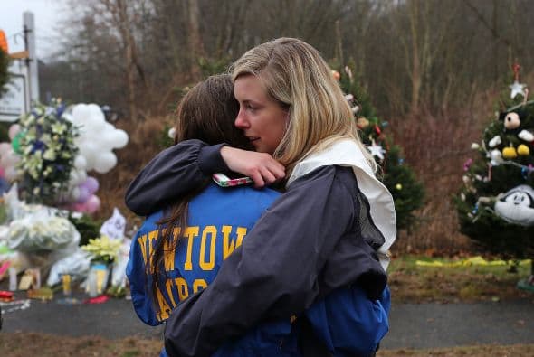 El autor ha sido identificado por los medios de comunicación como Adam Lanza, de 20 años, basándose en filtraciones de la Policía, aunque no hay una confirmación formal.