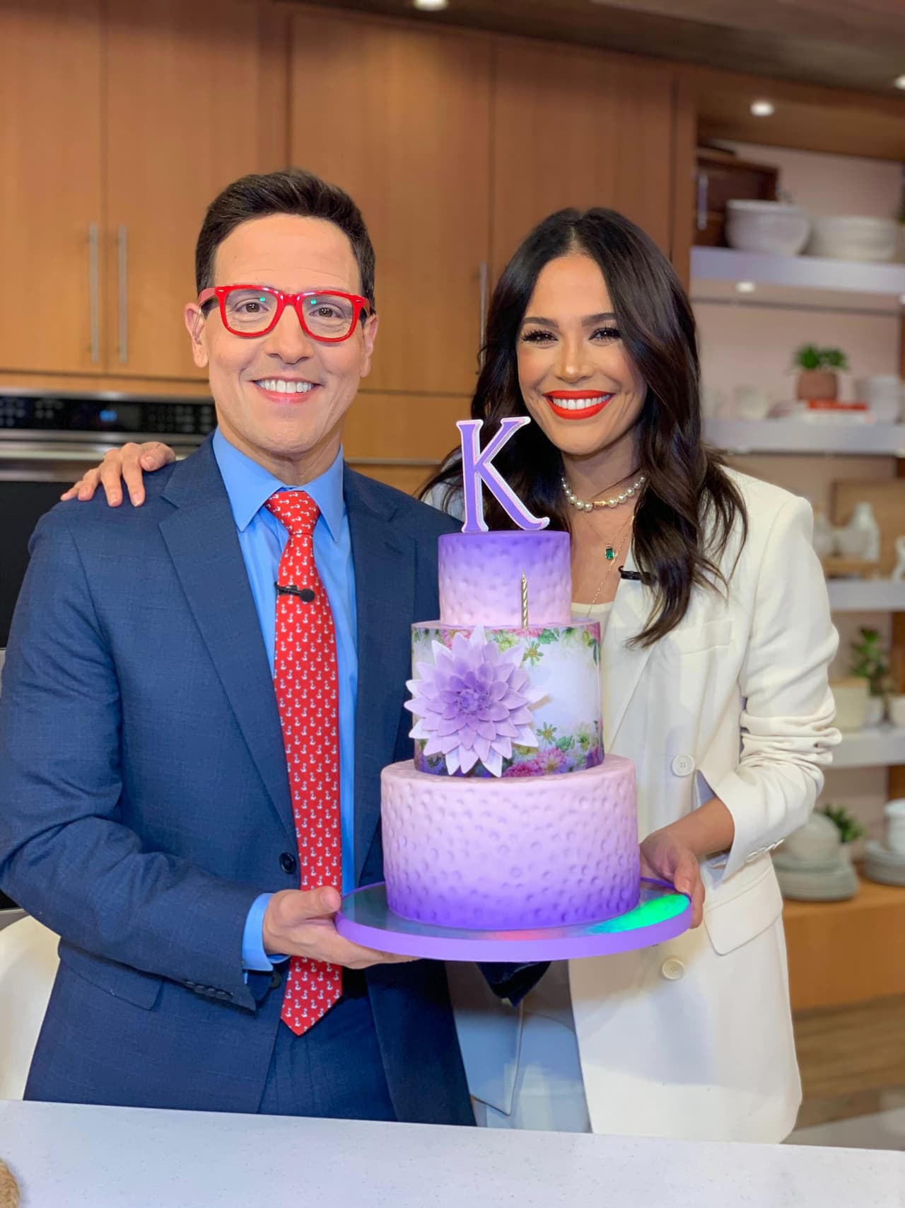 A través de sus redes sociales, Raúl González compartió la divertida equivocación de doña Meche, quien pensaba que la presentadora tenía más años encima: "Y que doña Meche le celebró los 50 a @karlamartineztv ¡No son 50, Meche, son 46! Esta Meche no deja de meterse en problemas. Felices 46 @karlamartineztv Que Dios te dé mucha vida y salud. Bendiciones hoy y siempre."