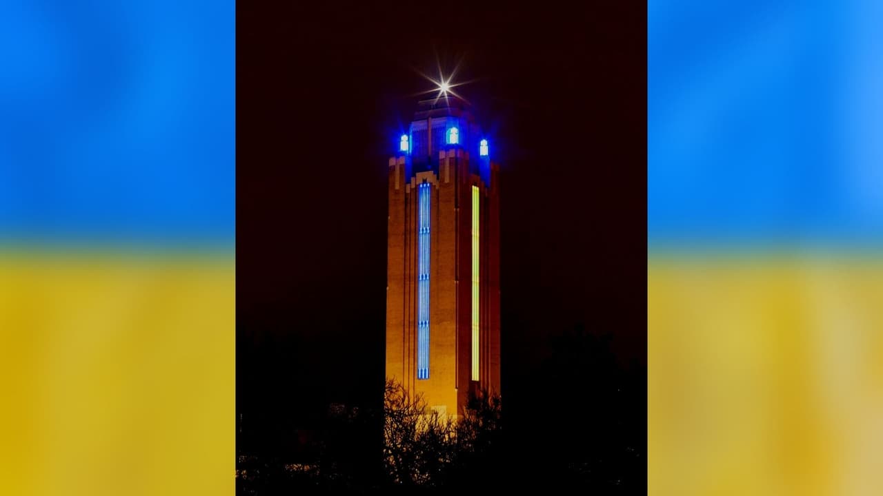 Una de las columnas de la Arena Dickens de Fort Worth también se iluminó de los colores de la bandera de Ucrania.