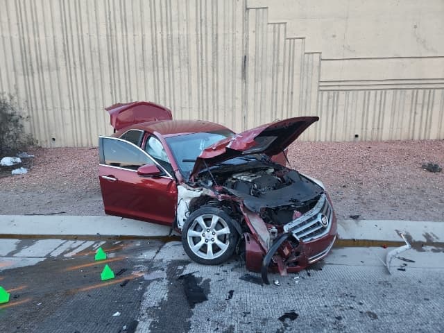 Un policía estatal localizó un sedán Cadillac rojo que viajaba hacia el sur por la ruta estatal 101 hacia el norte en la milla 56, entre Guadalupe y Baseline Roads. El patrullero interceptó y tomó la valiente decisión de chocar con el vehículo, deteniéndolo con éxito, reportó el DPS en un comunicado.