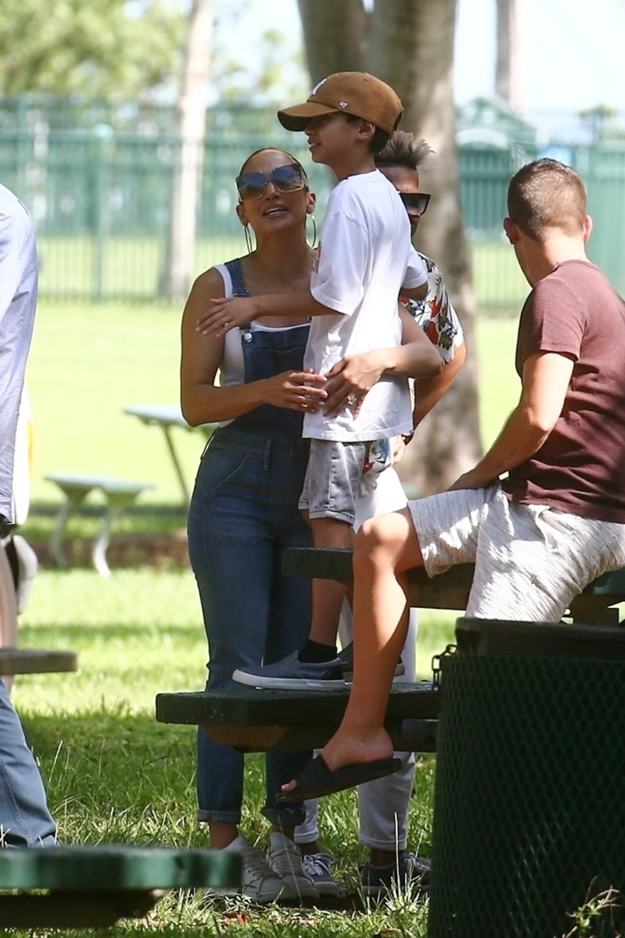 Las niñas también fueron apoyadas, a la distancia, por 
<b><a href="https://www.univision.com/entretenimiento/asi-hemos-visto-crecer-a-max-y-emme-los-gemelos-de-jennifer-lopez-y-marc-anthony-fotos">Max, el mellizo de Emme</a></b>, a quien no le tocó correr en este evento.