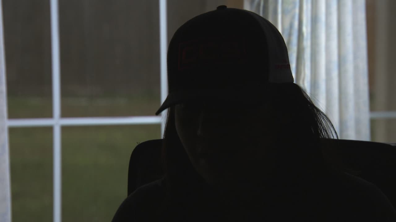 “Me iba a violar”: El valiente escape de una hispana que hizo chocar a su captor con un bus escolar