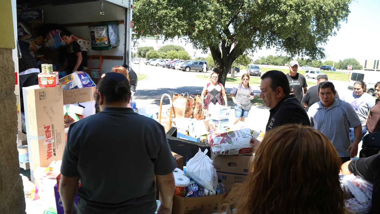 Así se cargo el camión con ayudas para los damnificados en Houston por radioescuchas y 'El Bueno, La Mala y El Feo'.